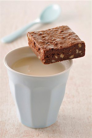 Milk tea and brownie Foto de stock - Sin royalties Premium, Código: 652-03804491