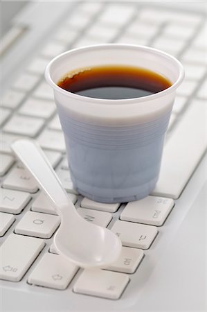 Kunststoff Tasse Kaffee auf einer Computertastatur Stockbilder - Premium RF Lizenzfrei, Bildnummer: 652-03804518