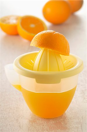 spremiagrumi a mano - Squeezing oranges Fotografie stock - Premium Royalty-Free, Codice: 652-03804535