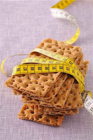 pesandose - Light crisp bread and measuring tape Foto de stock - Sin royalties Premium, Código: 652-03804542