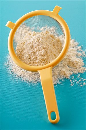 passoire - Sieving flour Foto de stock - Sin royalties Premium, Código: 652-03804558