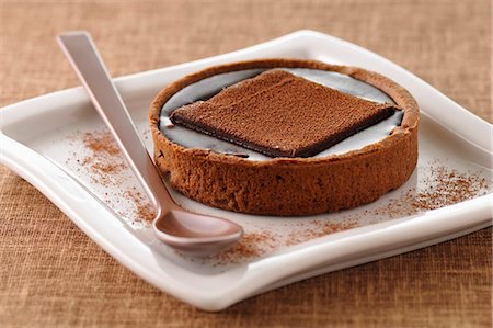 simsearch:652-03804981,k - Chocolate tartlet Foto de stock - Sin royalties Premium, Código: 652-03804560