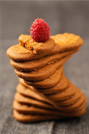 spéculoos - Pile of Spéculos biscuits and a raspberry Foto de stock - Sin royalties Premium, Código: 652-03804588