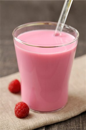 simsearch:652-03802474,k - Verre de lait avec framboise cordial Photographie de stock - Premium Libres de Droits, Code: 652-03804589