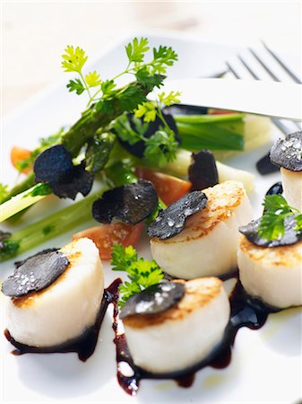 simsearch:652-05807012,k - Sauteed scallops with truffles Foto de stock - Sin royalties Premium, Código: 652-03804583