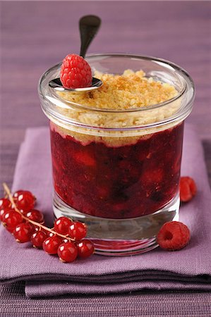 simsearch:825-03627846,k - Summer fruit crumble Stock Photo - Premium Royalty-Free, Code: 652-03804594