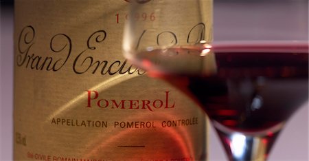 simsearch:652-03800080,k - Glass and bottle of Pomerol 1996 Foto de stock - Sin royalties Premium, Código: 652-03804614