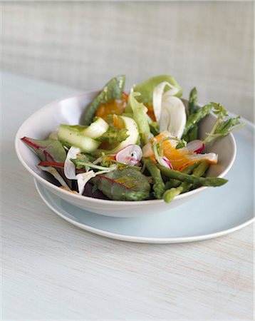 fenouil - Salade mixte avec des asperges vertes Photographie de stock - Premium Libres de Droits, Code: 652-03804622