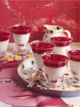 Fromage blanc mousse with summer fruit jelly Foto de stock - Sin royalties Premium, Código: 652-03804632