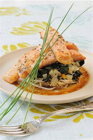 Pink trout fillets with watercress,fennel and soya Foto de stock - Sin royalties Premium, Código: 652-03804666