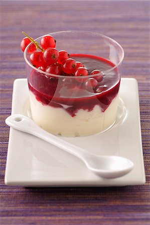 simsearch:825-03629310,k - Panna cotta avec purée de groseille Photographie de stock - Premium Libres de Droits, Code: 652-03804695