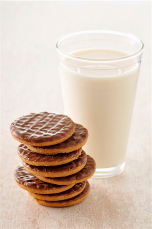 Biscuits au chocolat et un verre de lait Photographie de stock - Premium Libres de Droits, Code: 652-03804690