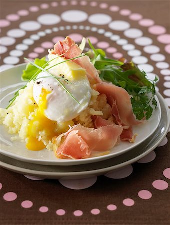 simsearch:652-05808111,k - Mashed potatoes,soft-boiled egg and raw ham Foto de stock - Sin royalties Premium, Código: 652-03804737