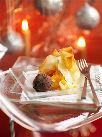 Half apricots in filo pastry and a scoop of chocolate ice cream Foto de stock - Royalty Free Premium, Número: 652-03804773