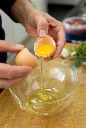simsearch:652-02222448,k - Seperating the egg whites and yolks Stock Photo - Premium Royalty-Free, Code: 652-03804793