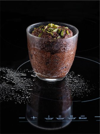 fornellino elettrico - Chocolate and pistachio soufflé Fotografie stock - Premium Royalty-Free, Codice: 652-03804812