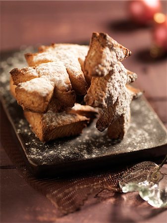 simsearch:652-03804363,k - Gâteaux de miel en forme d'arbre de Noël Photographie de stock - Premium Libres de Droits, Code: 652-03804838