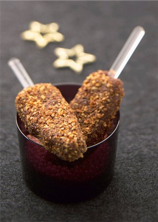 simsearch:652-03804341,k - Chocolate and mint ice cream bars coated with crushed almonds Foto de stock - Sin royalties Premium, Código: 652-03804832