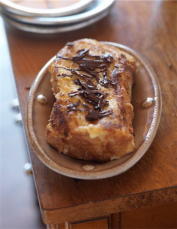 Toast français avec flocons de chocolat Photographie de stock - Premium Libres de Droits, Code: 652-03804868