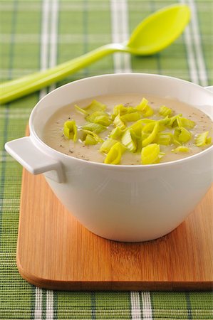 simsearch:652-03804448,k - Cream of cauliflower soup with leeks Foto de stock - Sin royalties Premium, Código: 652-03804887