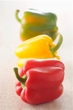 simsearch:652-03803963,k - Three different colored peppers Foto de stock - Sin royalties Premium, Código: 652-03804901