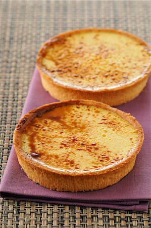 Crème brûlée tartlets Stock Photo - Premium Royalty-Free, Code: 652-03804915