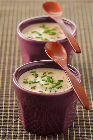 simsearch:652-03802467,k - Cream of cauliflower soup with chives Foto de stock - Sin royalties Premium, Código: 652-03804919