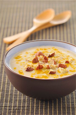 Cauliflower soup with hazelnuts and turmeric Foto de stock - Sin royalties Premium, Código: 652-03804911