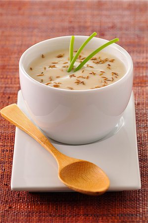 Soupe de chou-fleur crémeuse aux graines de cumin Photographie de stock - Premium Libres de Droits, Code: 652-03804912