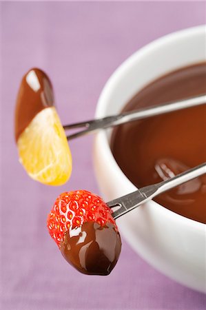 Chocolate cream dessert with fresh fruit Fotografie stock - Premium Royalty-Free, Codice: 652-03804925