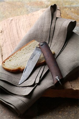 servilleta (de papel) - Pocket knife,a slice of bread and a napkin Foto de stock - Sin royalties Premium, Código: 652-03804932