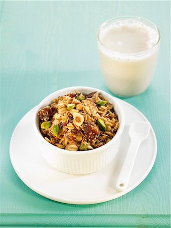 Muesli with pistachios and an oatmeal drink Stock Photo - Premium Royalty-Free, Code: 652-03804962