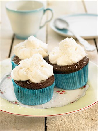 simsearch:652-03804341,k - Chocolate cup cakes with coconut topping Foto de stock - Sin royalties Premium, Código: 652-03804974