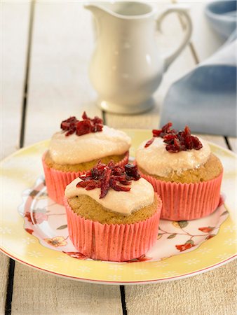 Vanilla-cranberry cup cakes Stock Photo - Premium Royalty-Free, Code: 652-03804975