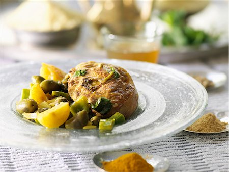 simsearch:652-03804766,k - Collier d'agneau aux poivrons et aux olives Photographie de stock - Premium Libres de Droits, Code: 652-03804991
