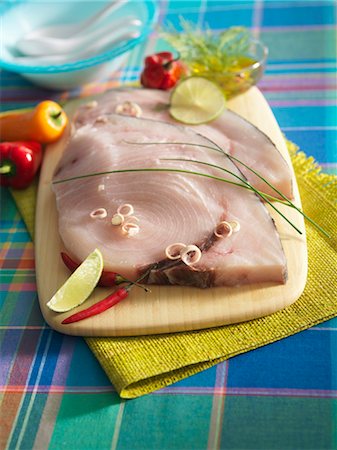 pez espada - Raw slices of swordfish Foto de stock - Sin royalties Premium, Código: 652-03805036