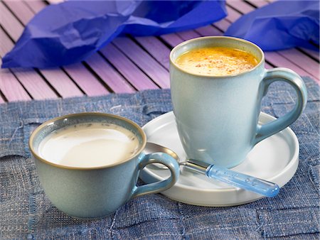 Vanilla-flavored milk and milk with egg,cinnamon and nutmeg Foto de stock - Sin royalties Premium, Código: 652-03805094