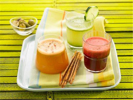 Jus de carotte, jus de tomate et jus de concombre Photographie de stock - Premium Libres de Droits, Code: 652-03805097
