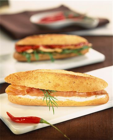 Sandwich au saumon et crème de fromage Photographie de stock - Premium Libres de Droits, Code: 652-03805112