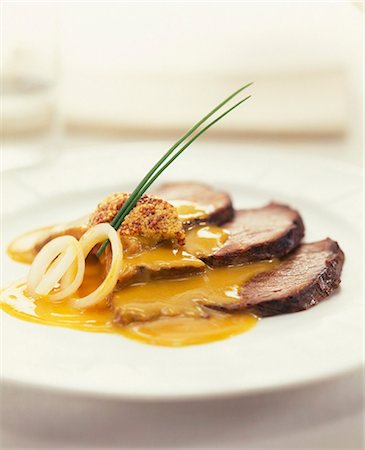 schweinefleisch - In Scheiben Schweinebraten mit Senfsauce Stockbilder - Premium RF Lizenzfrei, Bildnummer: 652-03805130