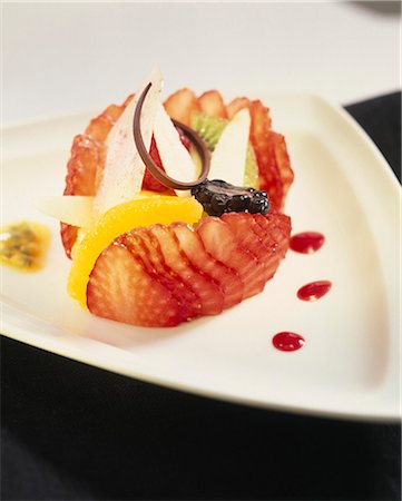 simsearch:652-03804686,k - Fresh fruit in a thinly sliced strawberry casing Foto de stock - Sin royalties Premium, Código: 652-03805142