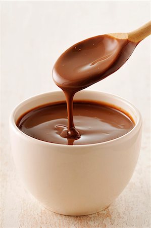 Bowl of melted chocolate and spoon Stock Photo - Premium Royalty-Free, Code: 652-03805156