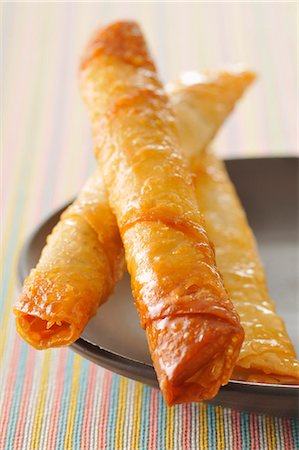 simsearch:652-03805181,k - Cigares aux amandes et noix Photographie de stock - Premium Libres de Droits, Code: 652-03805176