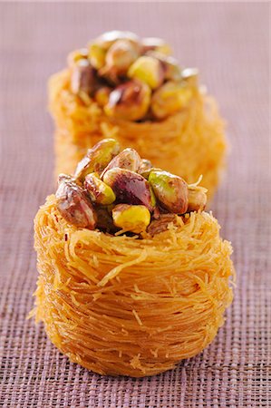 simsearch:652-03799966,k - Pistachio bird nests Foto de stock - Sin royalties Premium, Código: 652-03805178