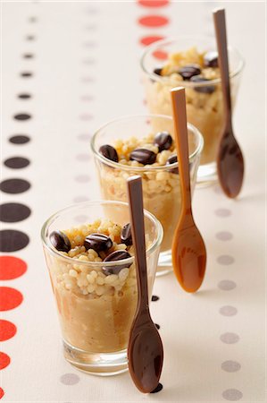 simsearch:825-05987450,k - Coffee-flavored rice pudding Foto de stock - Sin royalties Premium, Código: 652-03805185