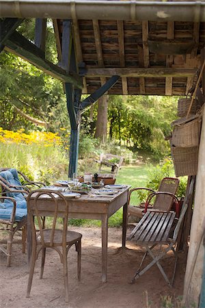 Lunch table outdoors Foto de stock - Sin royalties Premium, Código: 652-03805199