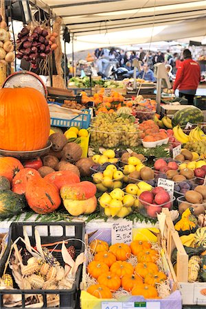 simsearch:652-03803198,k - Marché des fruits et légume de décrochage en Italie Photographie de stock - Premium Libres de Droits, Code: 652-03805219