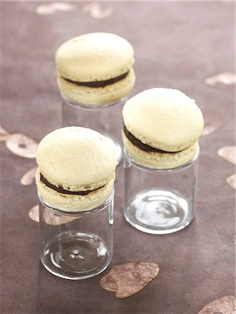 simsearch:652-06818739,k - Macarons chocolat-vanille Photographie de stock - Premium Libres de Droits, Code: 652-03805230