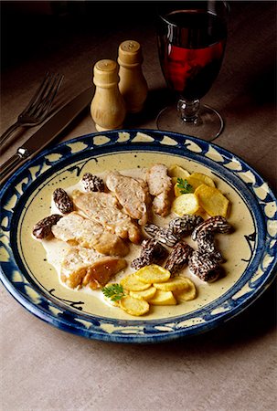 simsearch:652-03801762,k - Sweetbreads with morels in creamy sauce Foto de stock - Sin royalties Premium, Código: 652-03800047