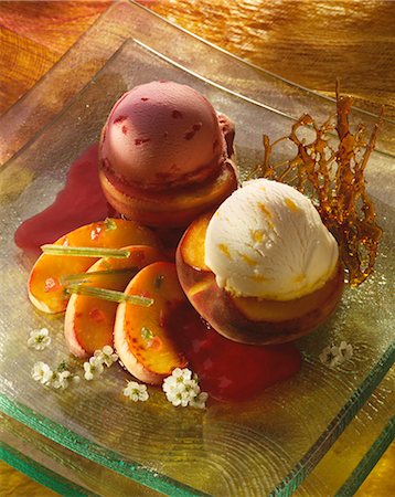 simsearch:652-03800078,k - Roast peaches with peach and strawberry ice cream Foto de stock - Sin royalties Premium, Código: 652-03800078